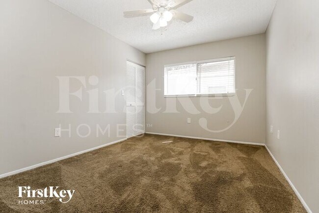 Building Photo - 1794 E Groveleaf Ave