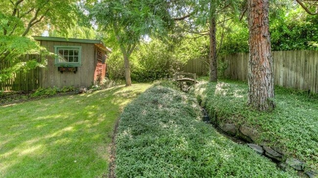 Building Photo - Serene 3 bed/2 bath home in beautiful garden setting | Available June