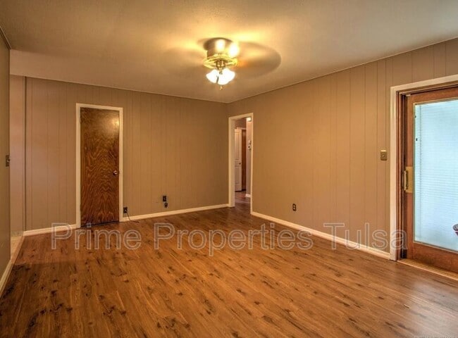 Building Photo - 156 E 57th Pl