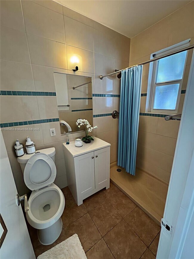 Building Photo - 2170 Bay Dr