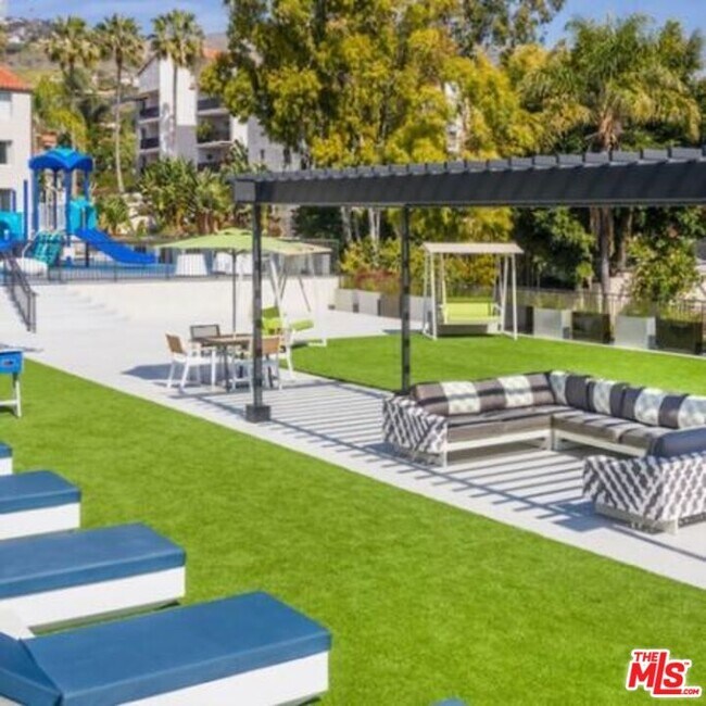 Building Photo - 6600 Beachview Dr