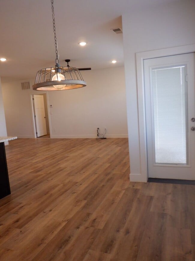 Building Photo - 3 Bed 2 bath with 2 car attached garage
