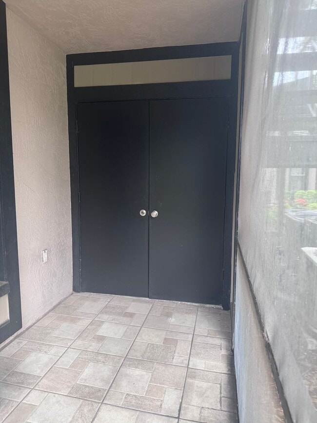 Building Photo - Modern One-Story Ground Floor Condo, Conve...