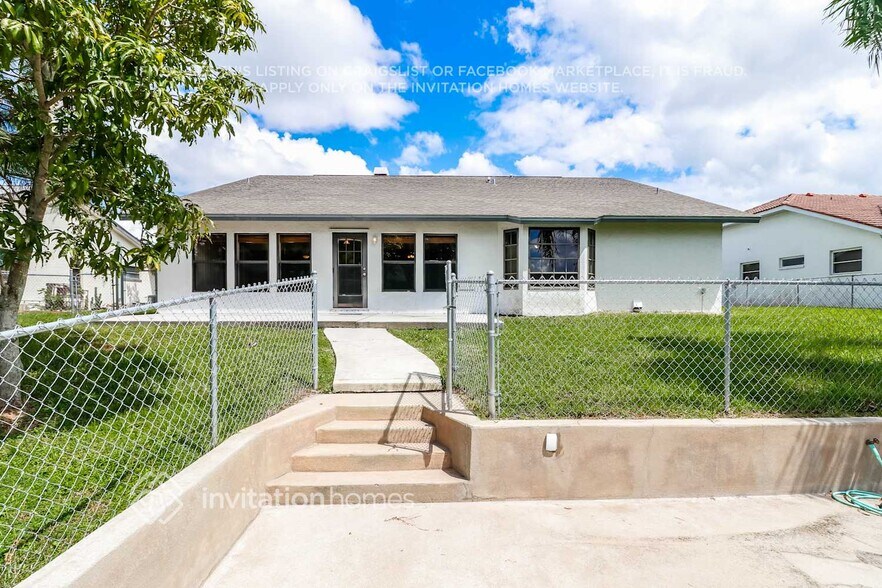 Building Photo - 2026 SE 6th Ln