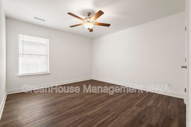 Building Photo - 710 W Jillian St