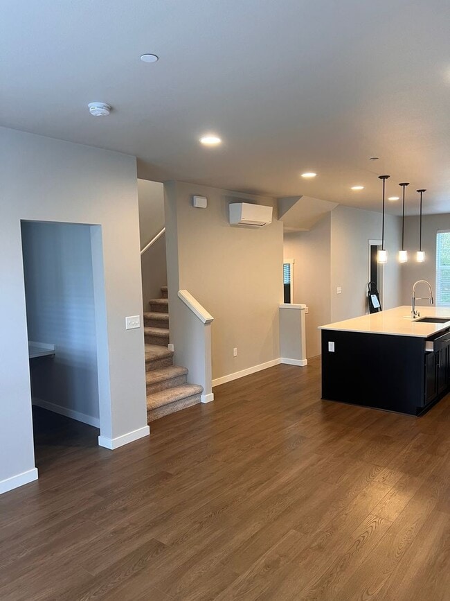 Building Photo - Modern 3-Bedroom Condo in the Heart of Lyn...