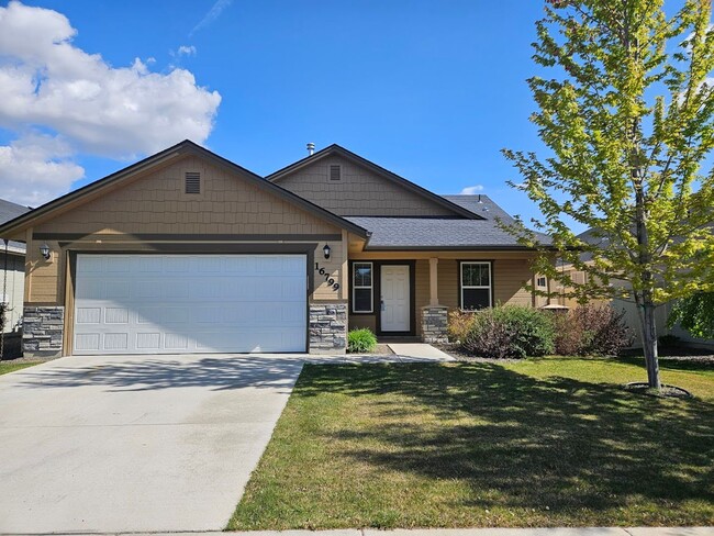Primary Photo - 3 Bedroom 2 Bath Home in Nampa