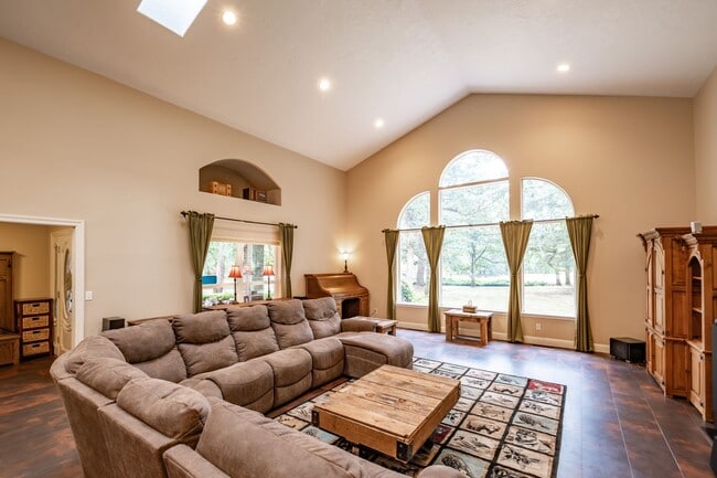 Building Photo - Must See in Bartel’s Canyon View Estates!