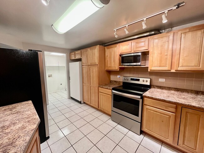 Building Photo - ** Move in Special** 3 bed 2 bath Ranch w/...
