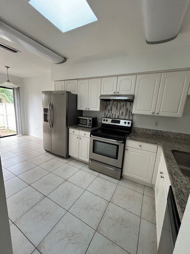 Building Photo - ***4 Bed 3.5 Bath in Tuscawilla!***