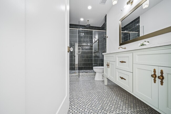 Building Photo - 546 N Santa Fe Ave