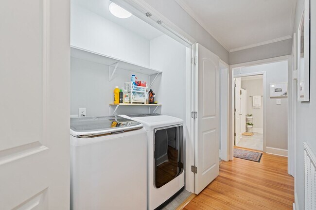 Building Photo - Available Early July! - Beautiful Furnished 3 Bed/2 Bath Home Close to Duke and Downtown Durham