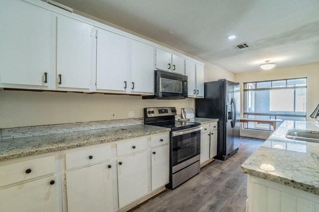 Building Photo - Newly Remodeled & Ready to Move In!