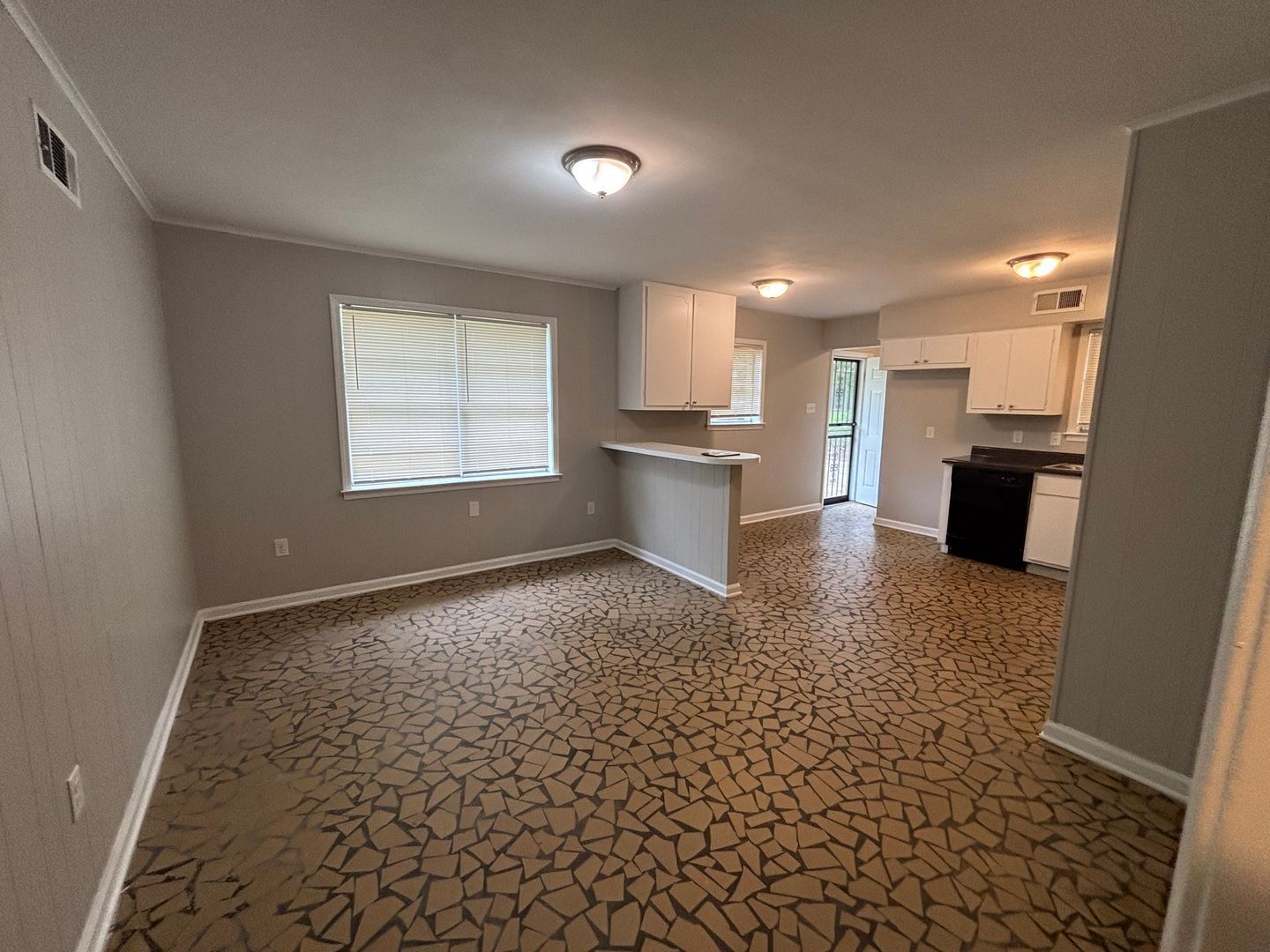 Building Photo - Welcome to this charming 3-bedroom, 1.5-ba...