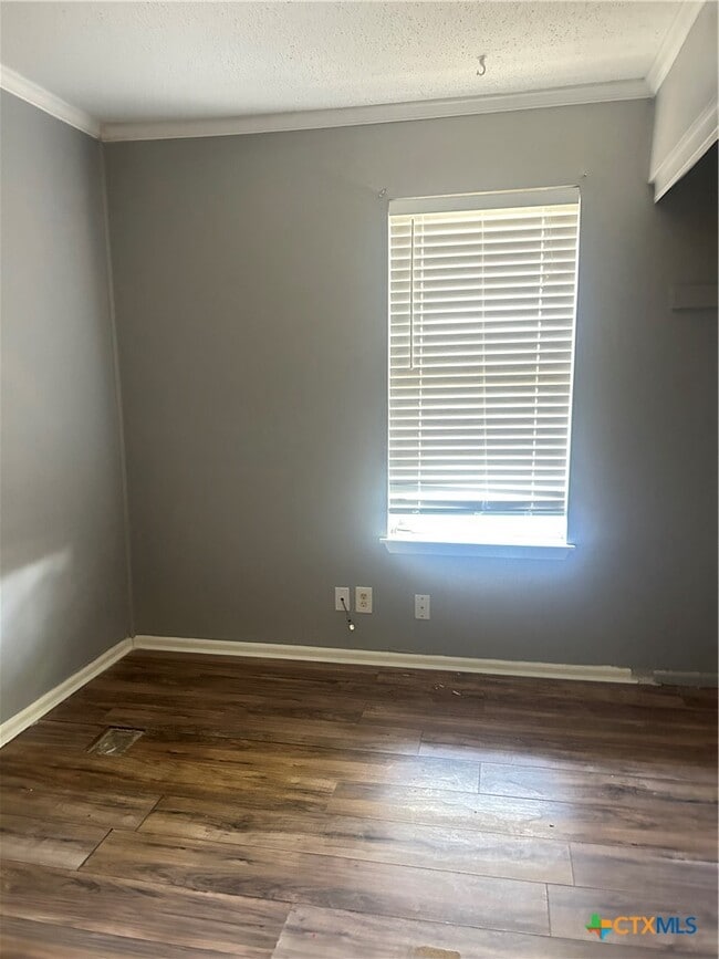 Building Photo - 1051 Country Club Dr