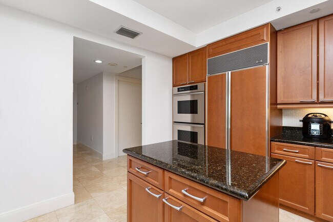 Building Photo - 20201 E Country Club Dr