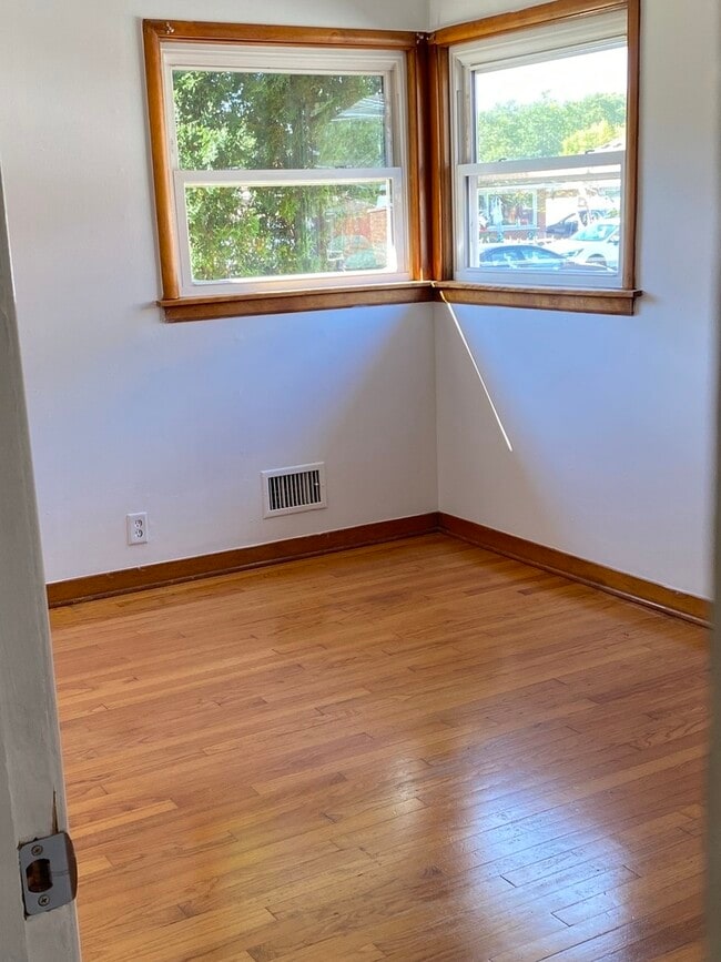 Building Photo - 9029 Sproat Ave