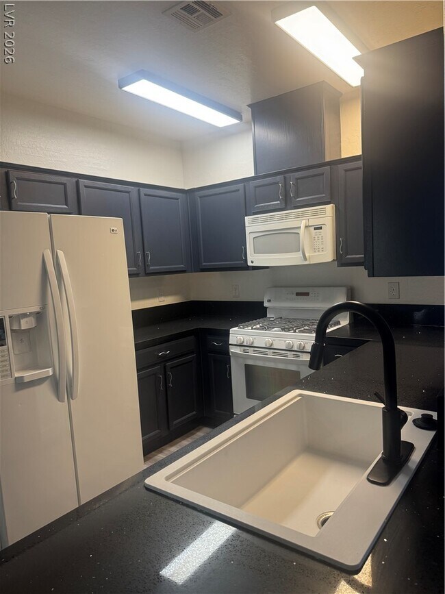 Building Photo - 6868 Sky Pointe Dr