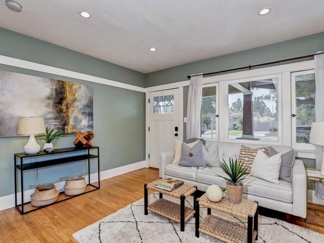 Building Photo - 229 Jacaranda Pl