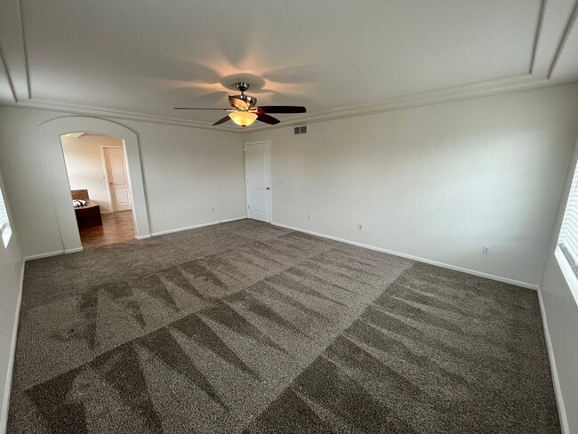 Building Photo - 5 Bed, 3.5 Bath with A/C, Available Now! -...