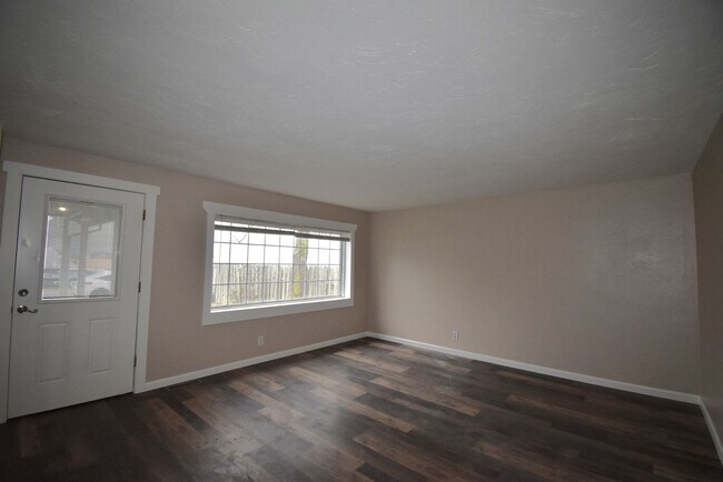 Building Photo - Modern home tucked away in the adorable little town of Brownsville.