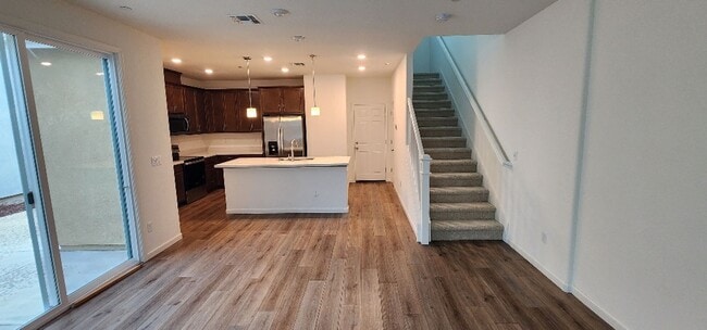 Building Photo - Newer Centrally Located Beauty!