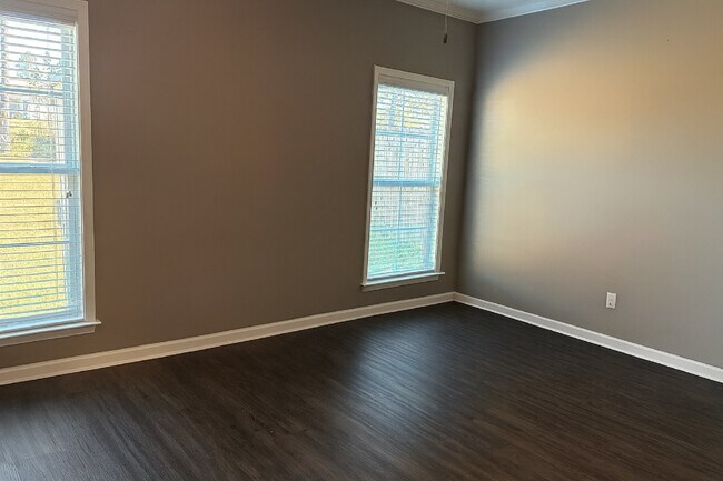 Building Photo - 305 Courtland Dr