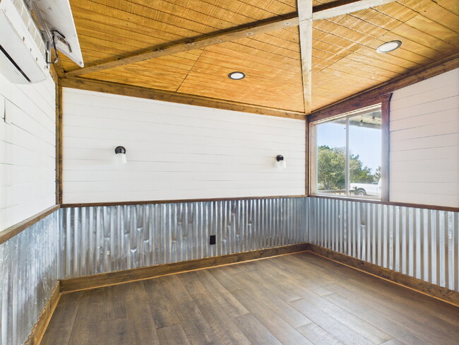 Building Photo - "Charming 1-Bedroom 1 Bathroom