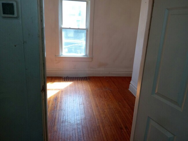 Building Photo - 319 E Archer Ave