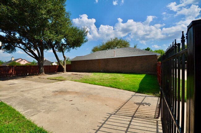 Building Photo - 16402 Gold Ridge Ln