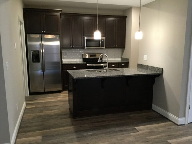 Building Photo - Beautiful 2 Bedroom 2 Bath Condo in Middle...
