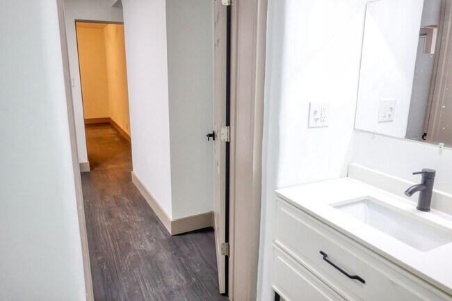 Building Photo - 1121 N Dearborn St