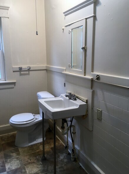 Building Photo - 588 Schiller Ave