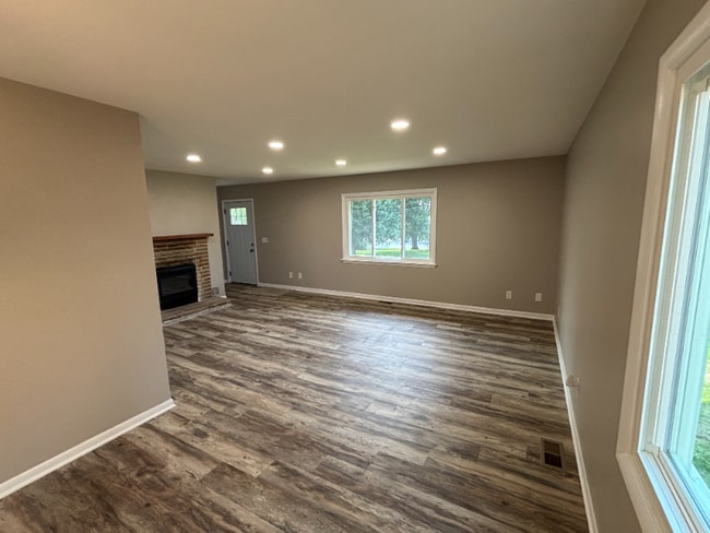 Building Photo - 850 Rood Dr