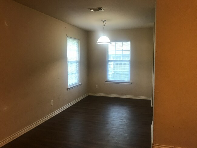 Building Photo - 806 S Charles St