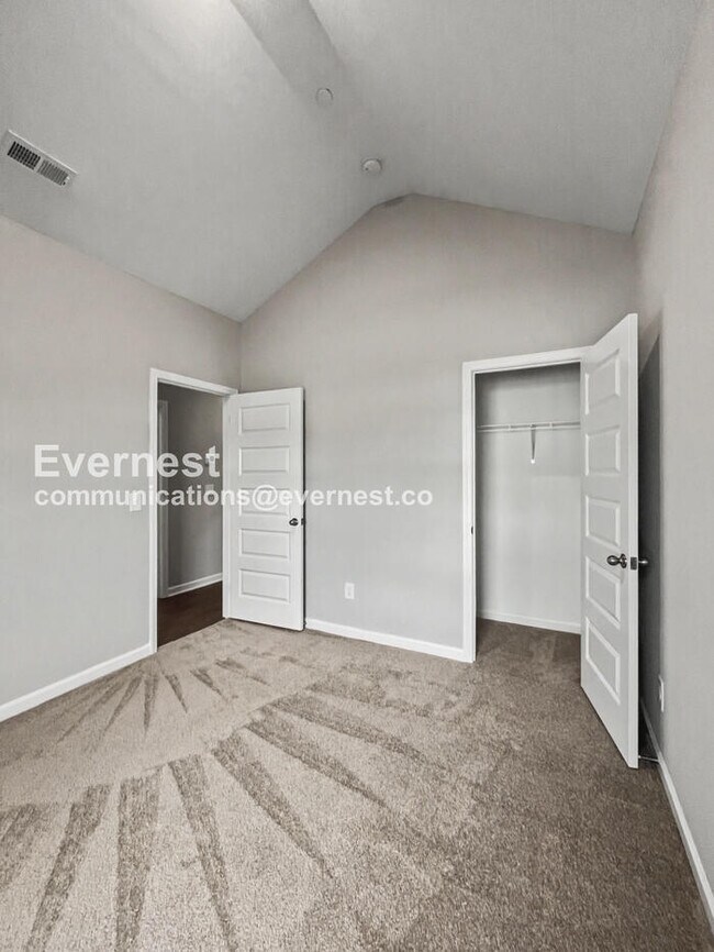 Building Photo - Limited Time Special Offer / 4 Bed, 2 Bath Home with Fenced Yard & Garage / Pet-Friendly / Vouche...