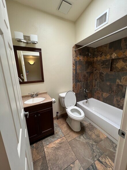 Hall Bathroom - 607 N De Medici Pl