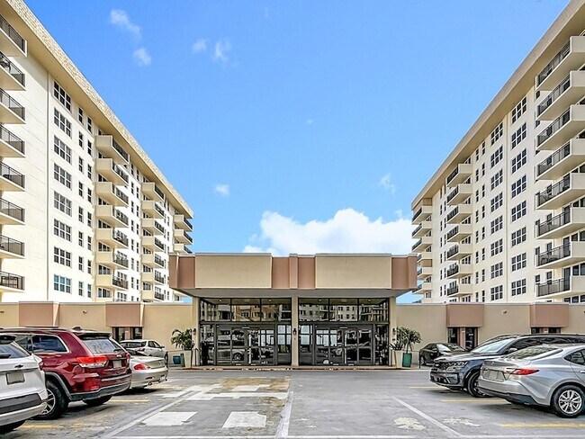 Building Photo - 1147 Hillsboro Mile Unit 506