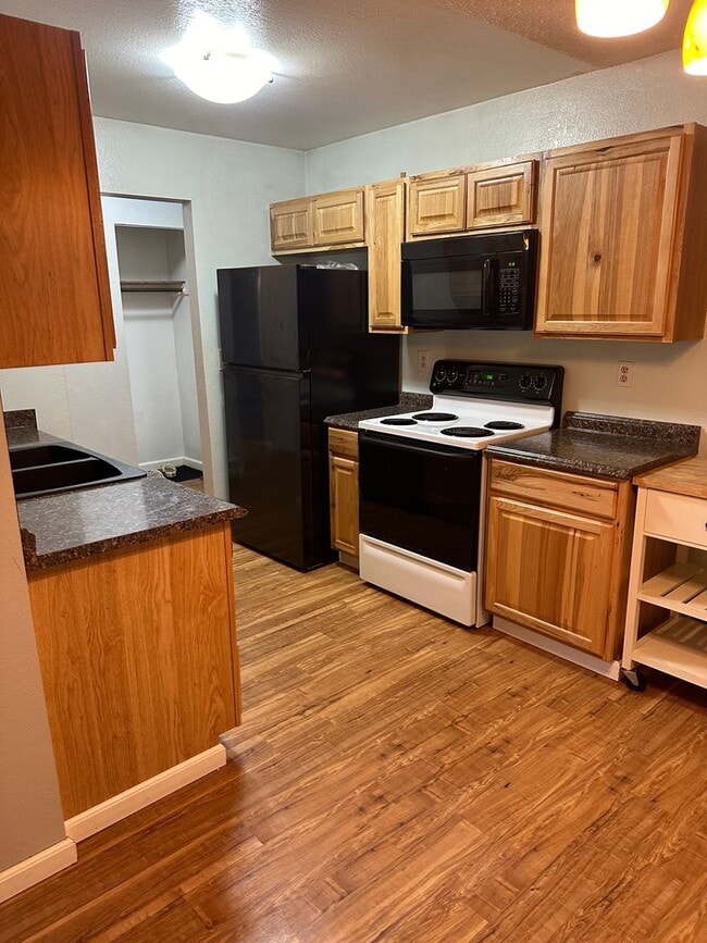 Building Photo - 1 BR/1 B near shopping center, UMED, and the Military base JBER.