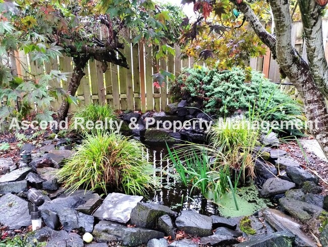 Building Photo - Ideal Hillsboro Location 2 Level Home with...
