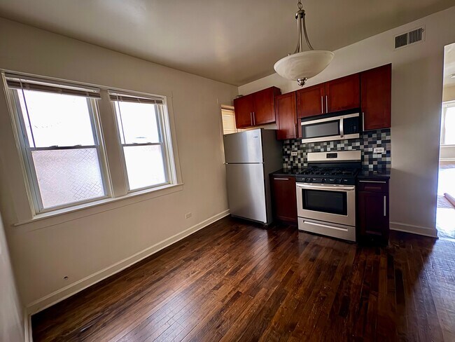 Building Photo - 3547 W Dickens Ave