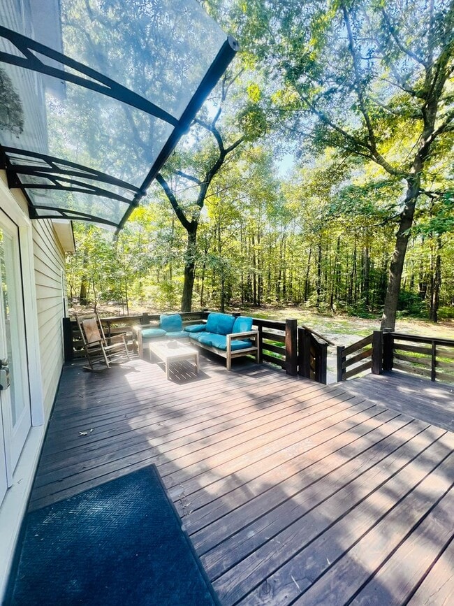 Building Photo - Tucked Away 3 Bedroom Gem on Private Road ...