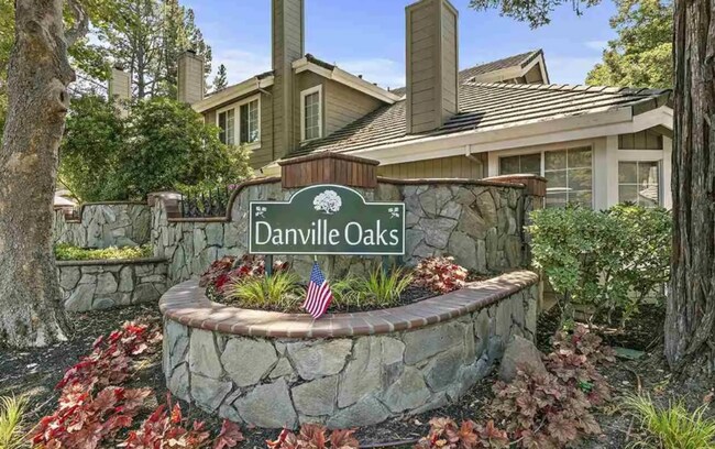 Building Photo - Beautiful 2 Bed, 2 Bath Single Story Condo...