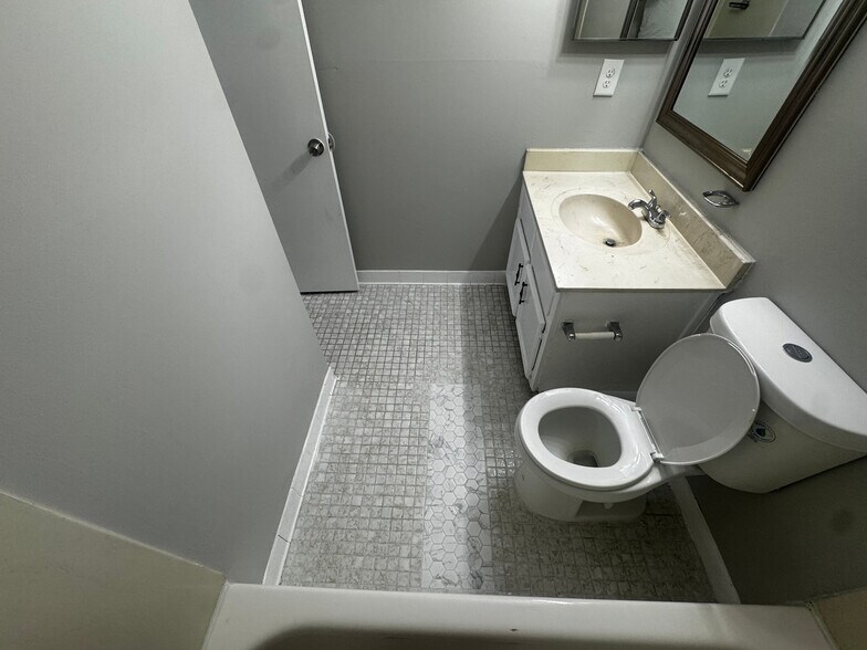 Building Photo - Room in Townhome on Governors Dr