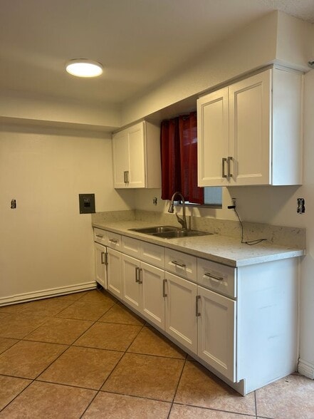 Building Photo - 8784 Valley View St