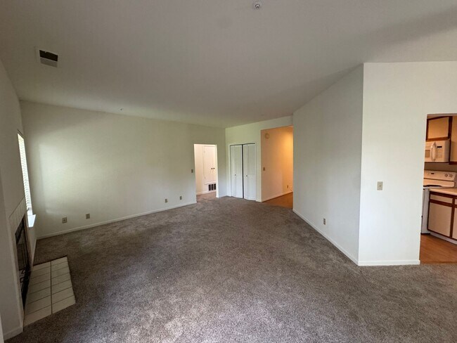 Building Photo - Single Level Lower Condo at Woodside Terrace