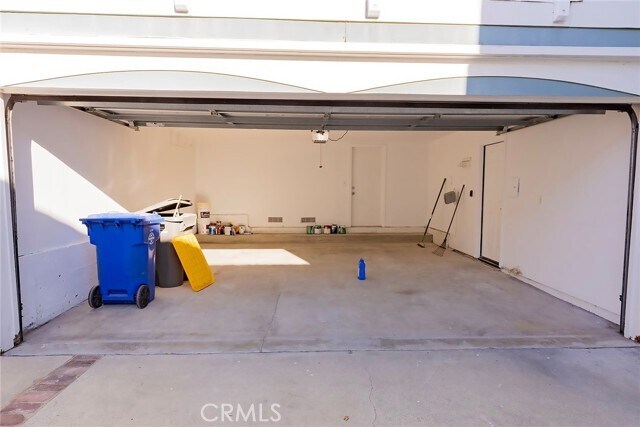 Building Photo - 2215 Marshallfield Ln