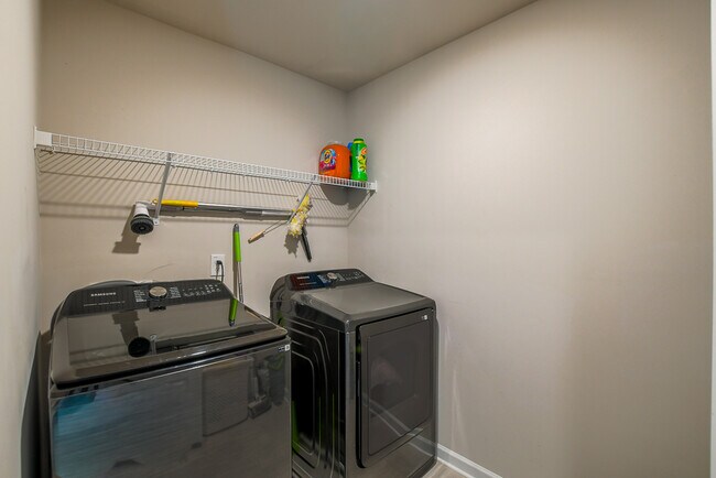 Building Photo - 2061 Massey Ln