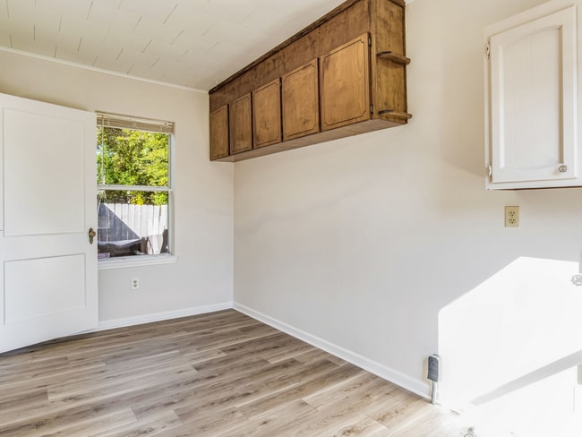 Building Photo - Cozy 2 Bedroom House with Large Yard in Pe...