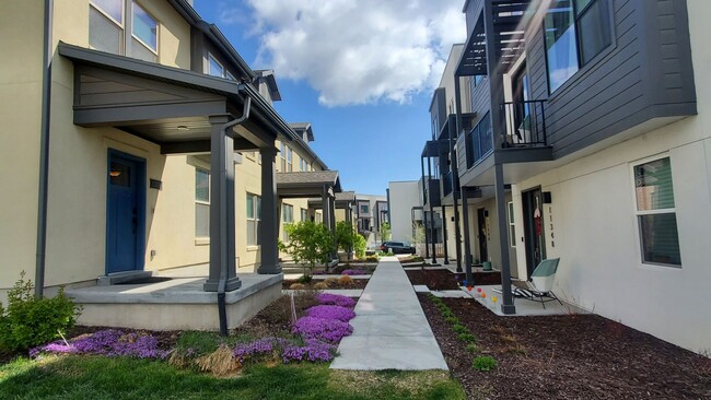 Building Photo - Great 3 Bd 2 Ba Townhome 2 Car Garage